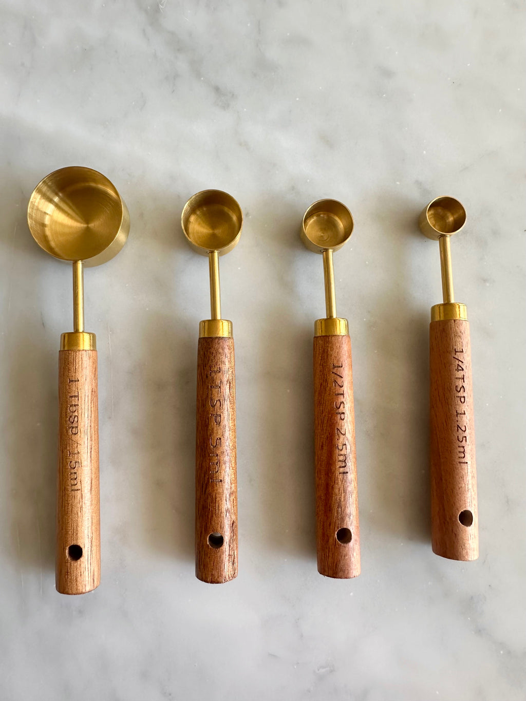Acacia Wood & Gold Measuring Cups and Spoons – 8-Piece Set