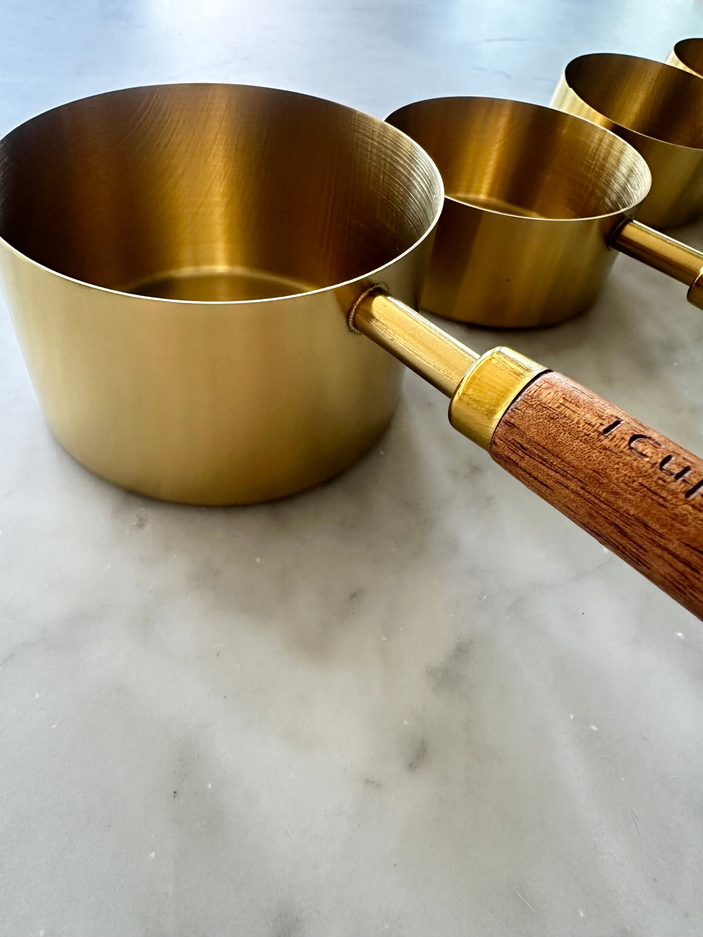 Acacia Wood & Gold Measuring Cups and Spoons – 8-Piece Set