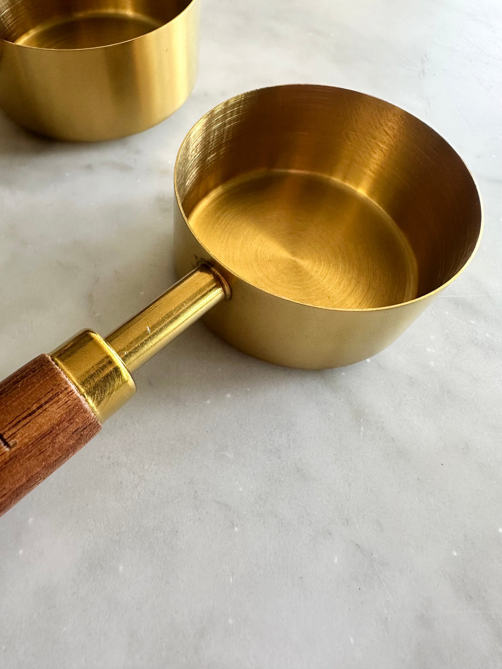 Acacia Wood & Gold Measuring Cups and Spoons – 8-Piece Set